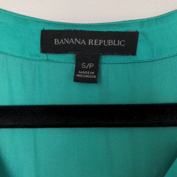 Banana Republic silky green sleeveless top - Picture 2 of 2